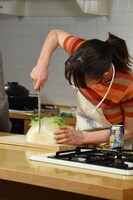 白菜をカットする華恵。