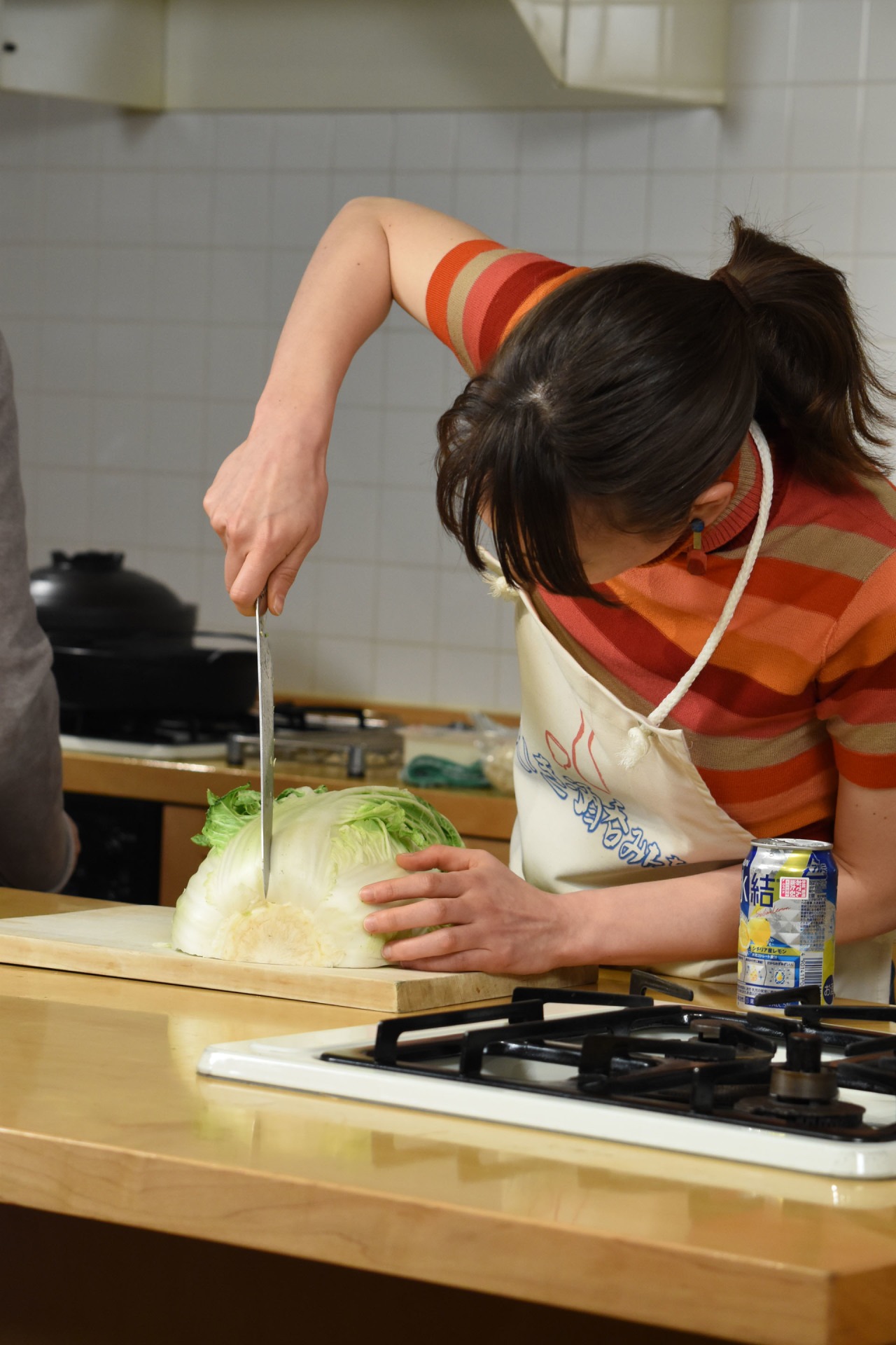 白菜をカットする華恵。