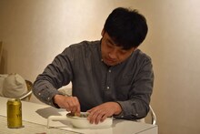 にんにくをすりおろす山本浩司。