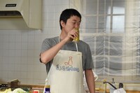 酒を片手にすき焼きを作る新井浩文。