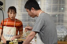 味見する新井浩文（中央）。