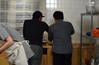 茶碗を洗う松浦祐也（左）と山本浩司（右）。