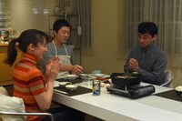 すき焼きを試食する出演者たち。