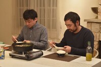 すき焼きを試食する山本浩司（左）と松浦祐也（右）。