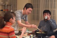 すき焼きを試食する出演者たち。