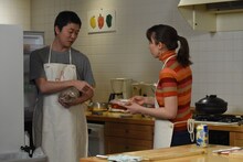 成城石井のキムチをオススメする新井浩文（左）。