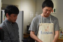 左から山本浩司、新井浩文。