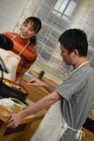 左から華恵、新井浩文。