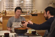 左から新井浩文、松浦祐也。
