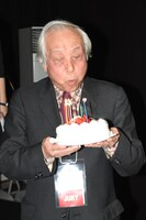 ケーキのろうそくを吹き消す内藤誠。