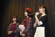 左から酒井麻衣、もも（チャラン・ポ・ランタン）、松井玲奈。