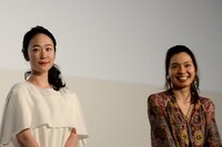 左から黒木華、Cocco。