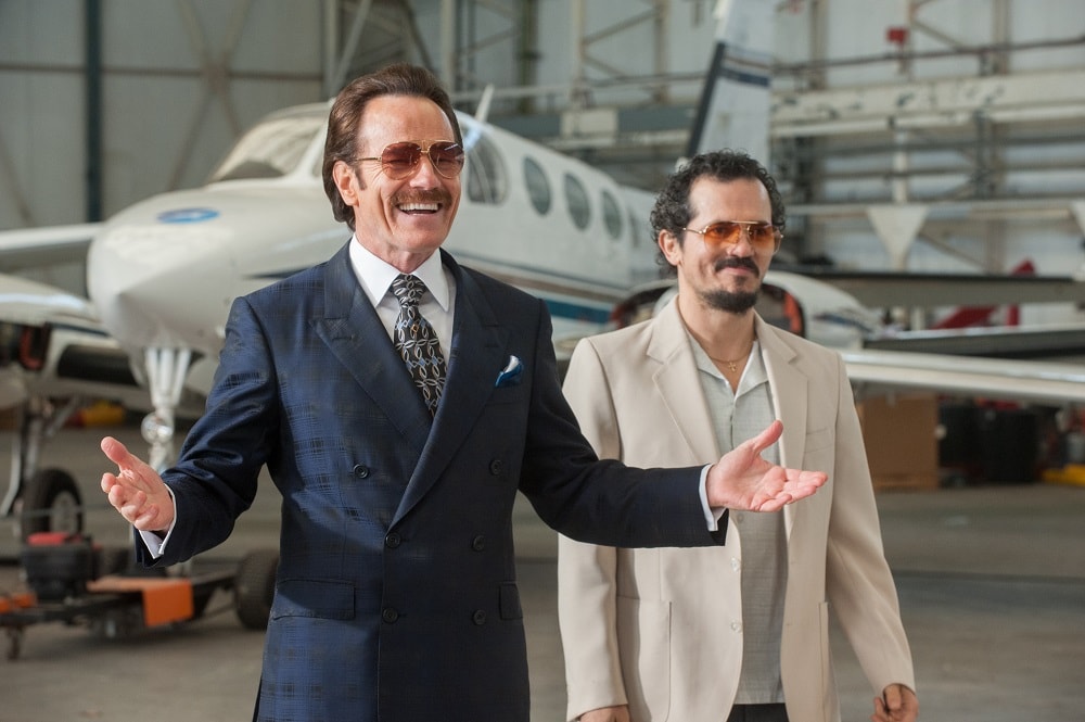 B・クランストンが大富豪を装い麻薬組織に潜入、実話に基づく「潜入者」予告編