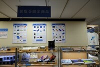 「君の名は。」展グッズ売り場の様子。