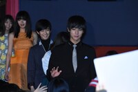 「ReLIFE リライフ」完成披露舞台挨拶の様子。