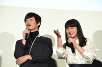 観客の持つ「千葉くん」というパネルを見る千葉雄大（左）と平祐奈（右）。