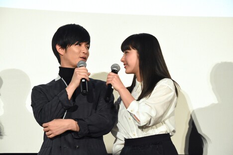 左から千葉雄大、平祐奈。