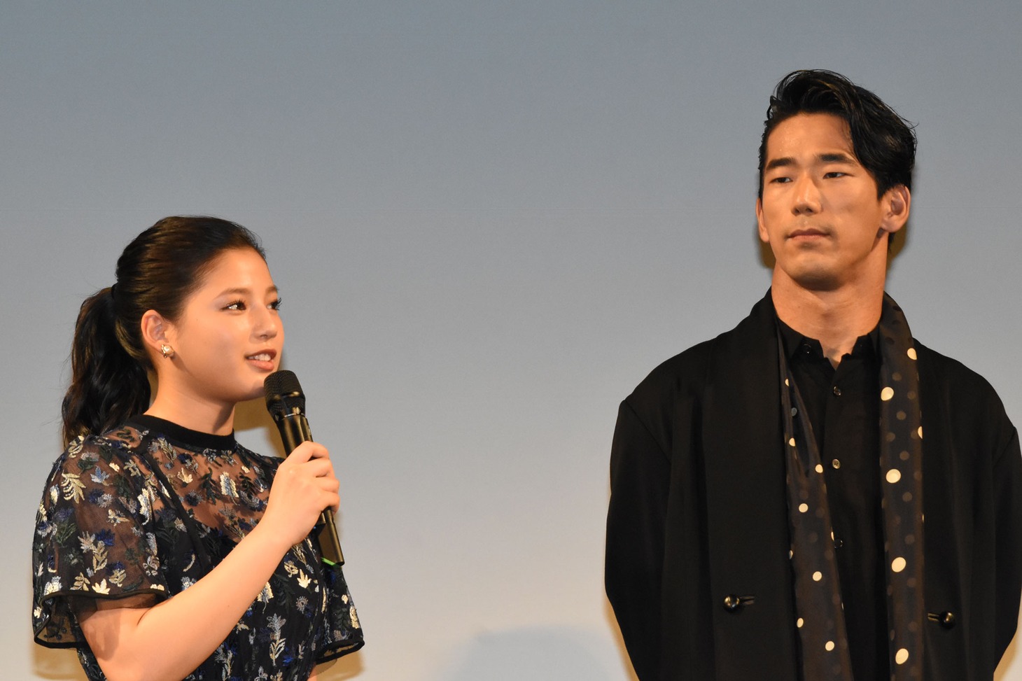 「たたら侍」舞台挨拶。左から石井杏奈（E-girls）、小林直己（EXILE / 三代目 J Soul Brothers from EXILE TRIBE）。