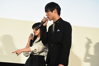 サプライズプレゼントに驚く平祐奈（左）と中川大志（右）。