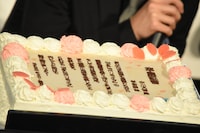 卒業証書を模したケーキ。