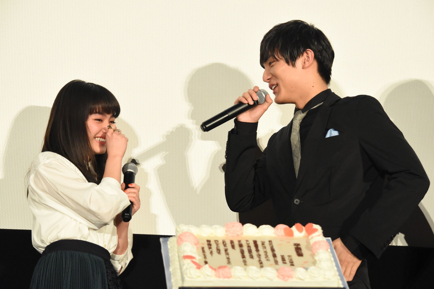 涙を流す平祐奈（左）と、中川大志（右）。