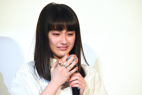 涙を流す平祐奈。