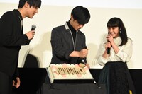 スプーンに大量のケーキを盛る千葉雄大（中央）。