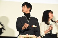 スプーンに大量のケーキを盛った千葉雄大。