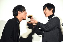 中川大志にケーキを食べさせる千葉雄大。