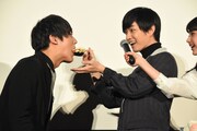 中川大志にケーキを食べさせる千葉雄大。