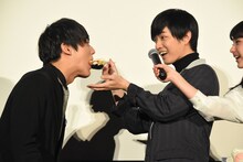 中川大志にケーキを食べさせる千葉雄大。