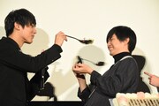 千葉雄大にケーキを食べさせる中川大志。