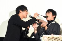 千葉雄大（右）にケーキを食べさせる中川大志（左）。