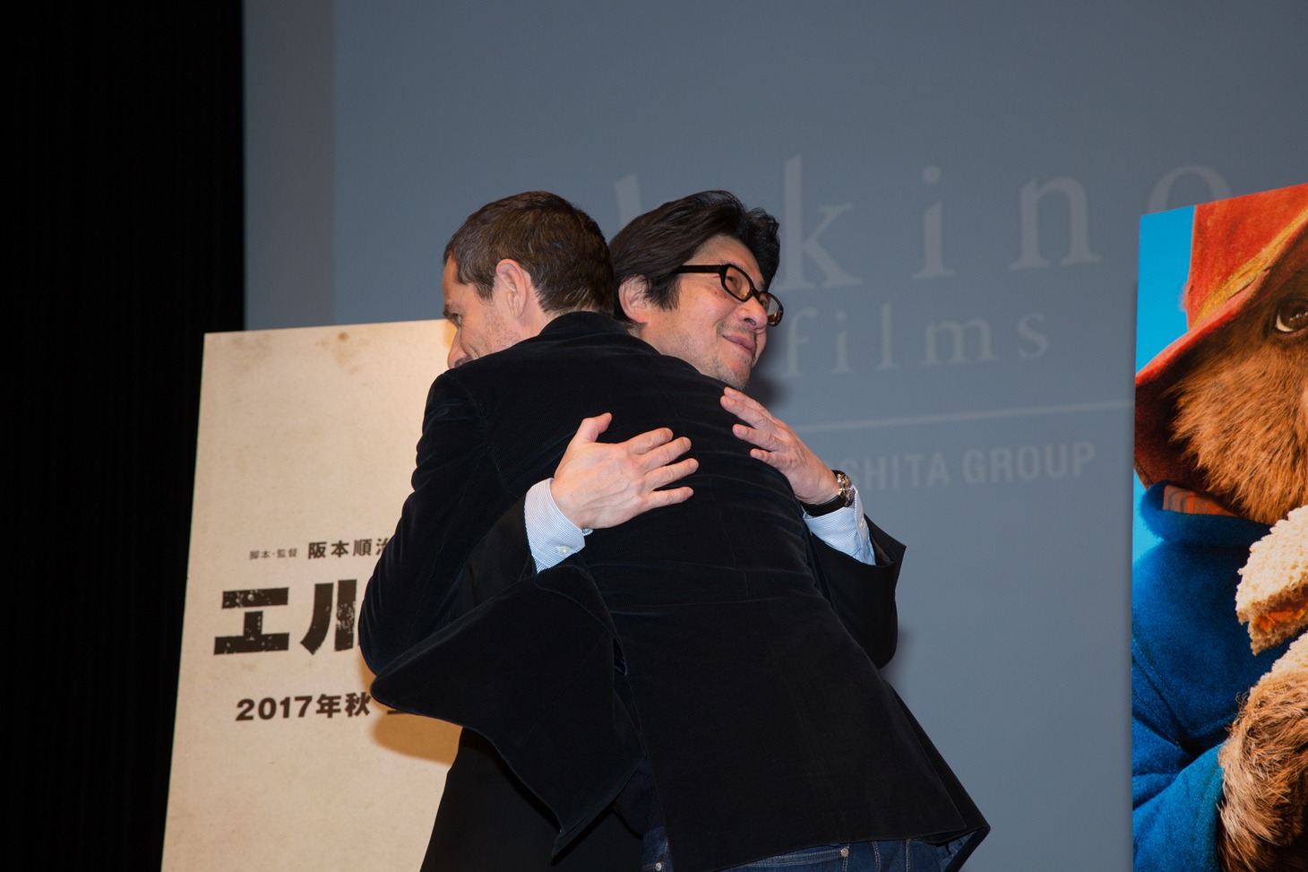 抱き合う阪本順治とデヴィッド・ハイマン。
