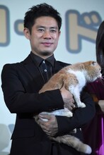 伊藤淳史と猫のシナモン。
