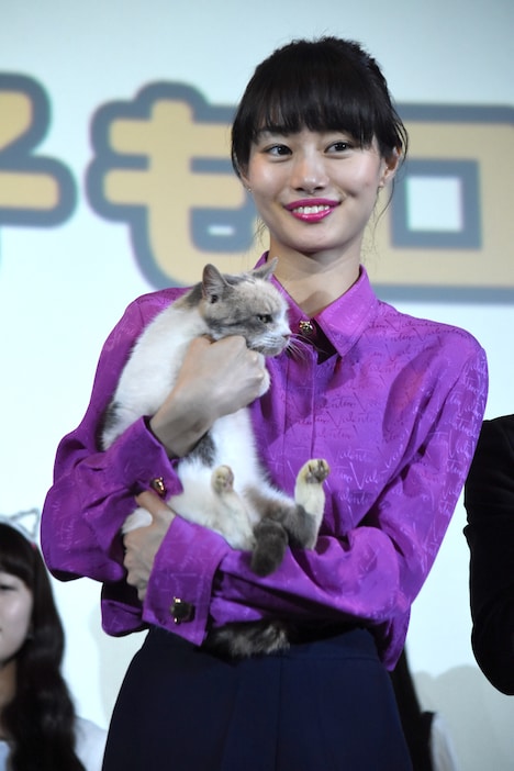 忽那汐里と猫のドロップ。