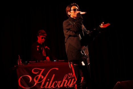 Hilcrhymeによるライブの様子。