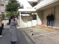 長島有里枝（手前）とダルデンヌ兄弟。