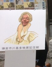 「七年目の浮気」のワンシーンが描かれた顔ハメ看板で遊ぶリュック・ダルデンヌ。