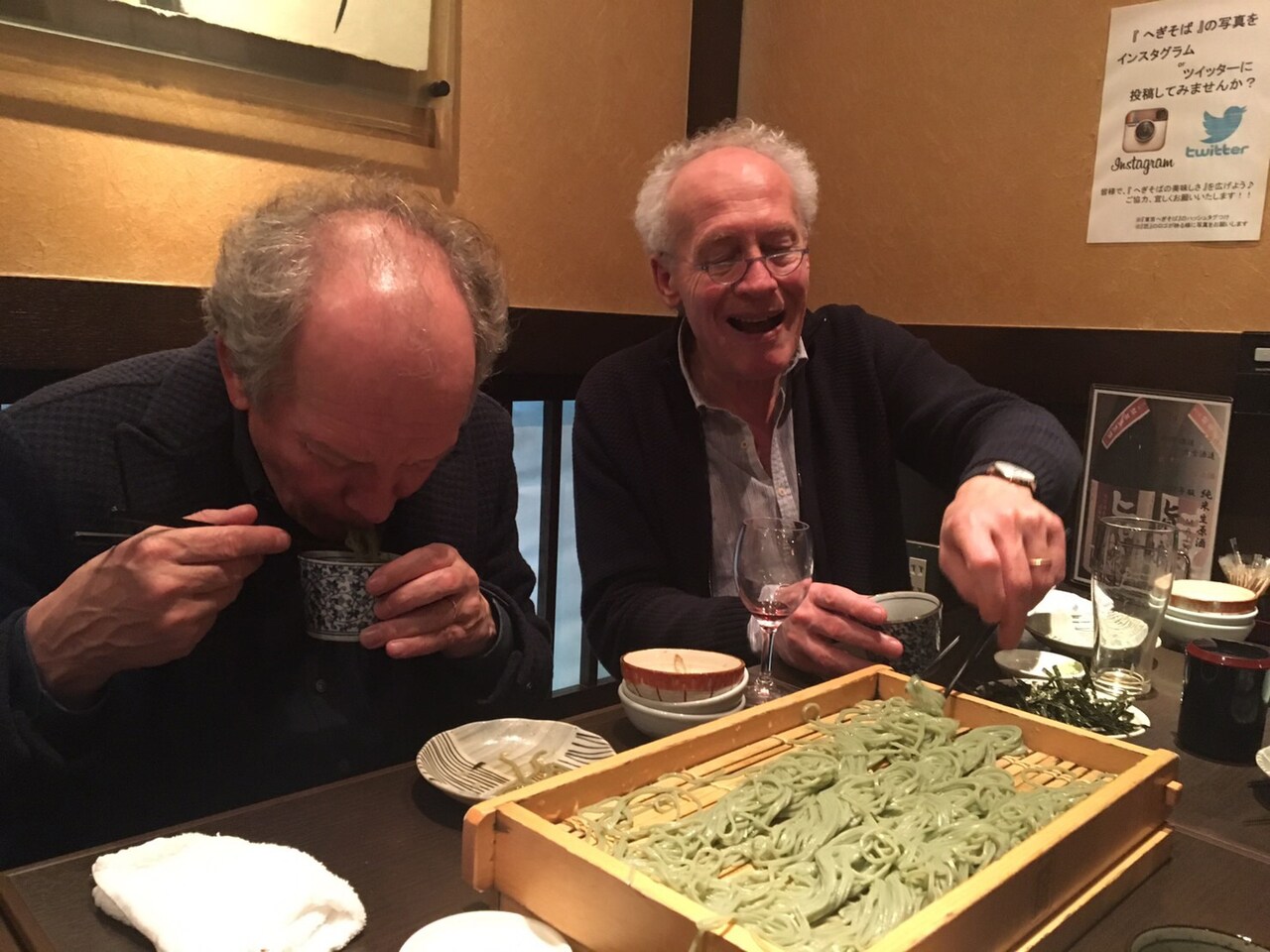 蕎麦に舌鼓を打つダルデンヌ兄弟。飲み物はジャン＝ピエールがビール、リュックが赤ワインを注文した。