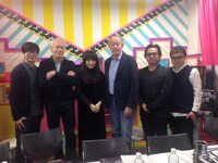 ニコニコ生放送の出演者と記念撮影をするジャン＝ピエール・ダルデンヌ（左から2人目）、リュック・ダルデンヌ（左から4人目）。