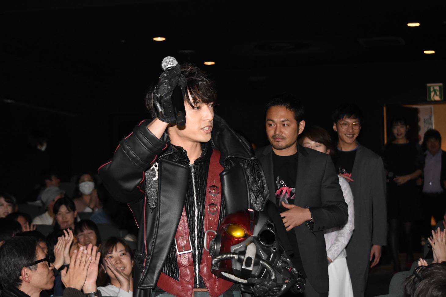中村優一（中央）の希望により、客席通路を通って登壇したキャストたち。
