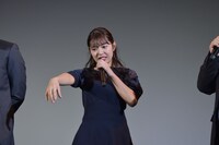 ワークショップで習ったゾンビの歩き方を再現する寺田安裕香。