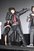 「スキャンオン！」と言いながらポーズを決める中村優一。