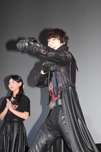 腕に装着したカメラで、客席を撮影する中村優一。