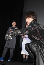 腕に装着したカメラで、客席を撮影する中村優一。