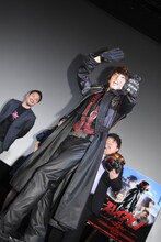 腕に装着したカメラで、客席を撮影する中村優一。