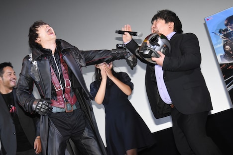 腕に装着したカメラで、井口昇(右)を撮影する中村優一(左)。