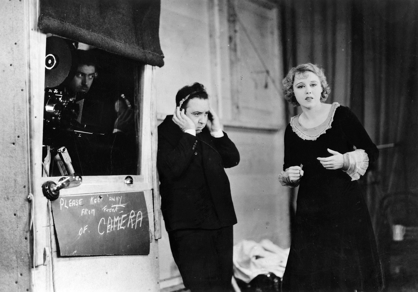 「恐喝（ゆすり）」メイキング写真、左がアルフレッド・ヒッチコック。(c)British Film Institute