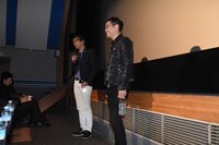 左から石川光久、神山健治。